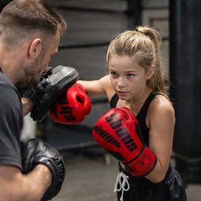 Jeune fille donnant un coup de poing avec un gant boxe anglaise