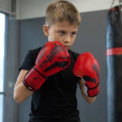 Enfant equipe d un gant boxe anglaise en position de garde