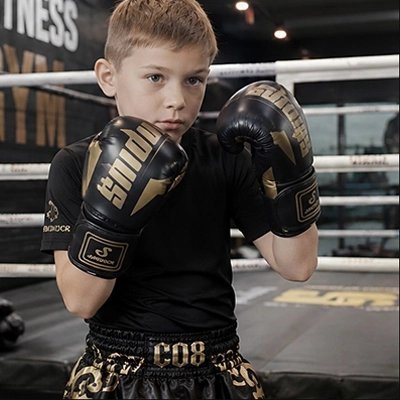 Jeune boxeur avec un gant boxe anglaise sur un ring