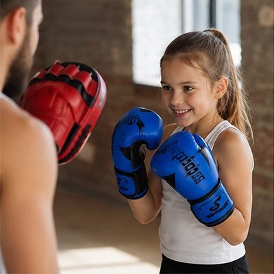 fillette souriante s entrainant a la boxe avec un gant boxe anglaise 