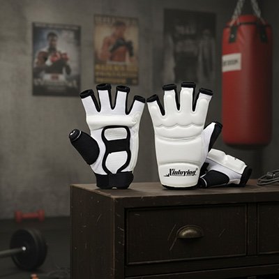 gant mma blanc le pouce noir et bout des doigts