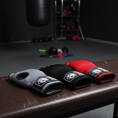 gant mma sur un banc couleur gris noir rouge