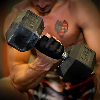 Gant musculation noir lors d un entrainement avec haltere