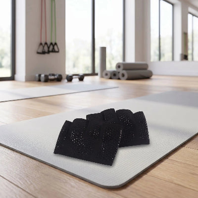 Gant musculation noir sur un tapis de fitness