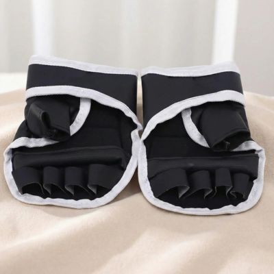 gants mma noirs contour blanc sur un tissu beige