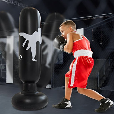 garçon 10 ans passionné par son sac de frappe gonflable