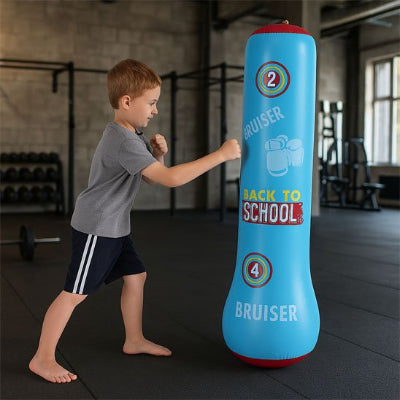 garçon roux pied nu frappe le sac de frappe enfant