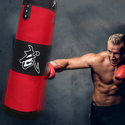 homme avec confiance frappe sur son sac de frappe