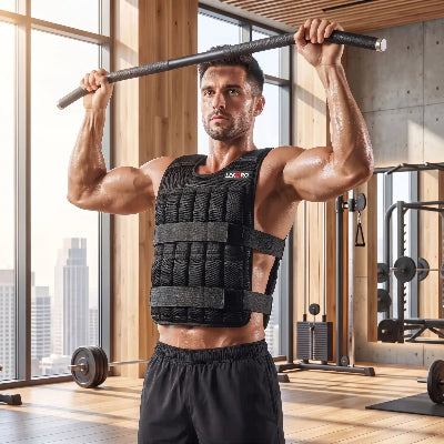 Homme avec gilet lesté 20 kg tient la barre de musculation