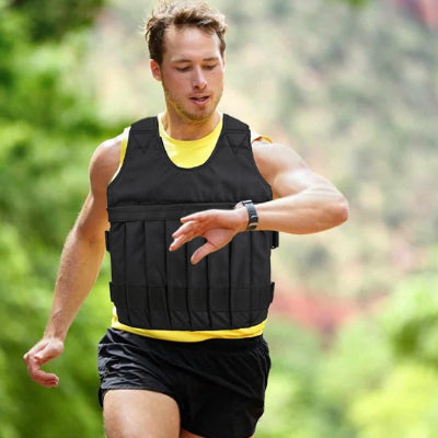 homme avec gilet lesté regarde son temps sur sa montre