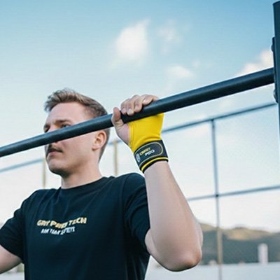 Homme avec sangle de tirage à la barre levée olympique