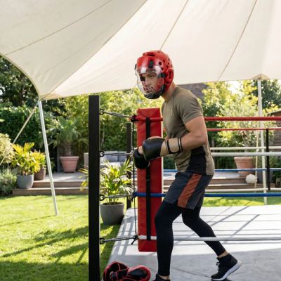 homme boxe casque entre sur ring sous chapiteau dans sa cour
