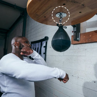 homme boxe poire de vitesse accroché support sac de frappe