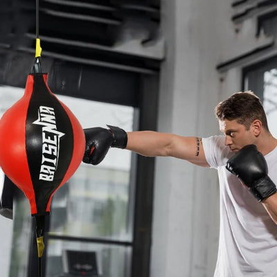 homme bras tendus avec un regard determine punching ball adulte