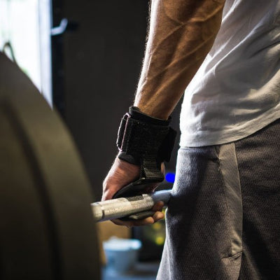 Homme concentré exercice tirage lourd avec sangle de tirage