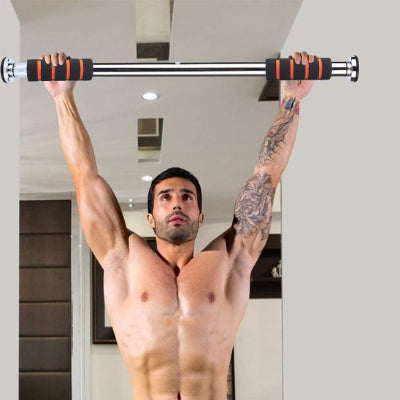 homme couloir bras lever tient barre de traction sans fixation 