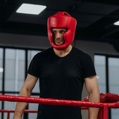 homme dans salle de sport maison casque boxe protege visage