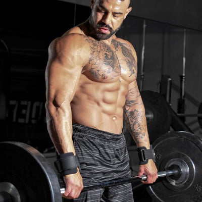 Homme debout soulève barre utilise sangle de tirage regarde biceps 