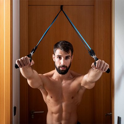 homme effectue exercice avec elastique musculation fixé cadre de porte
