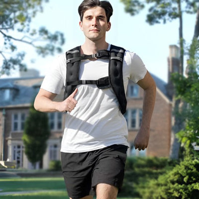 homme entrainement de course avec gilet lesté