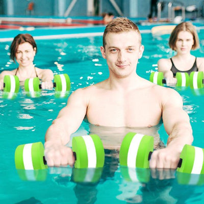 homme exercice dans la piscine avec haltères et deux filles