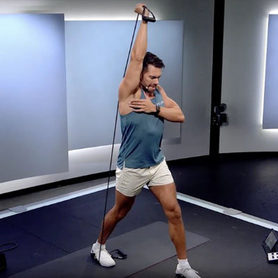 Homme exercice extension triceps à un bras avec élastiques musculation​ 