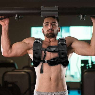 homme fait entraînement musculation avec son gilet lesté