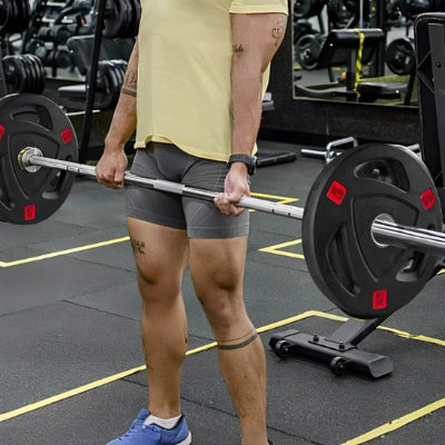 Homme fait musculation dans salle de sport avec disque musculation 