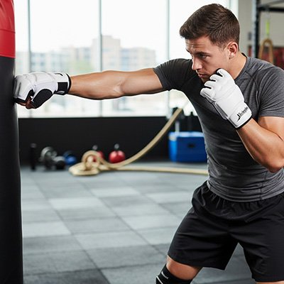 homme frappe sac de frappe avec gant mma