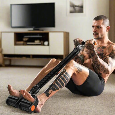 Homme musclé et tatoué dans le salon exercice élastique musculation