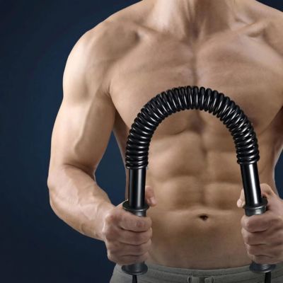 homme muscle plie la barre de musculation vers le bas