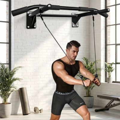 homme musculation avec elastique accroche barre de traction exterieur