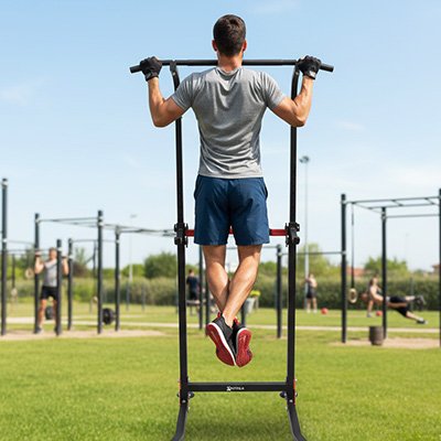 homme musculation dans un parc sur station barre de traction