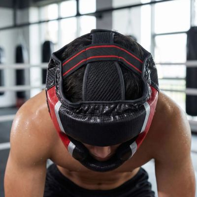 homme penche en avant montre le dessus casque de box