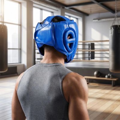 homme portant et montrant le dos de casques de boxe
