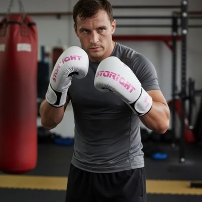 homme position fight avec gant de boxe blanc écriture rouge
