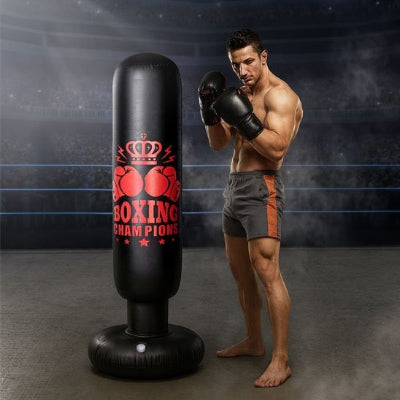 homme posture défensive poings levés regard concentré sac de frappe  