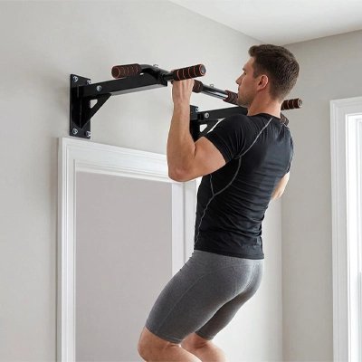 Homme realisant une traction sur une barre de traction murale