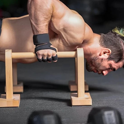 Homme realise pompe en planche avec gant musculation et parallettes