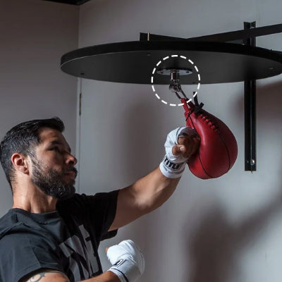 homme s'entraîne touche la poire du suport sac de frappe
