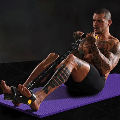 Homme sur le sol avec tapis yoga exercice élastique musculation