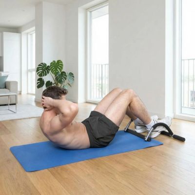 homme sur tapis bleu developpe couche avec barre a traction