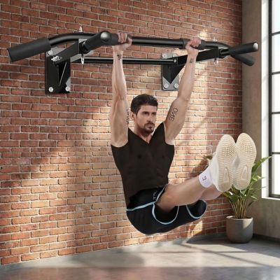 homme suspendu a sa barre de traction exterieur interieur domicile