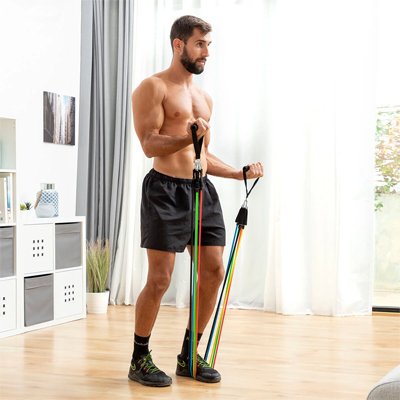 homme torse nu flexion des bras avec elastique musculation