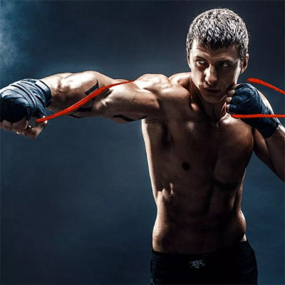 homme utilise élastique musculation pour ameliorer puissance coups de poing