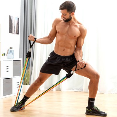 homme utilise kit elastique musculation pour muscler haut du corps
