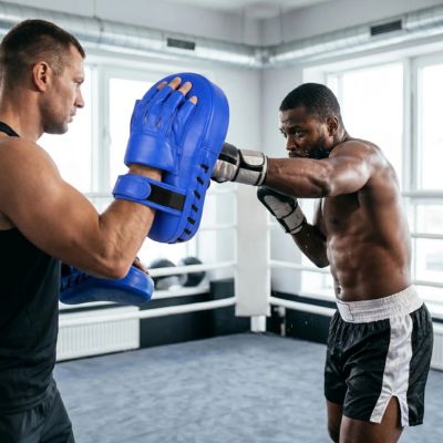 hommes pratiquent leur frappe avec pao boxe