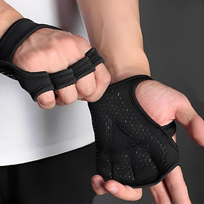 Il ajuste son gant musculation noir fermeture ajustable