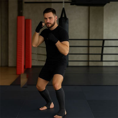 il porte des bandages de boxe avec protege tibia boxe