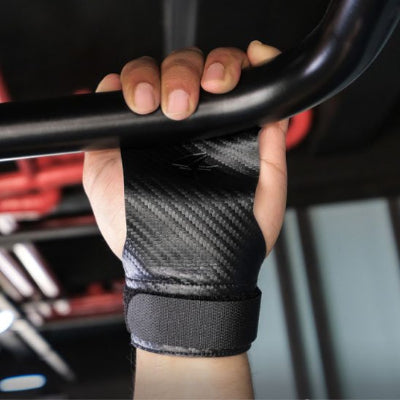 Il saisit la barre avec une main avec gant pour musculation